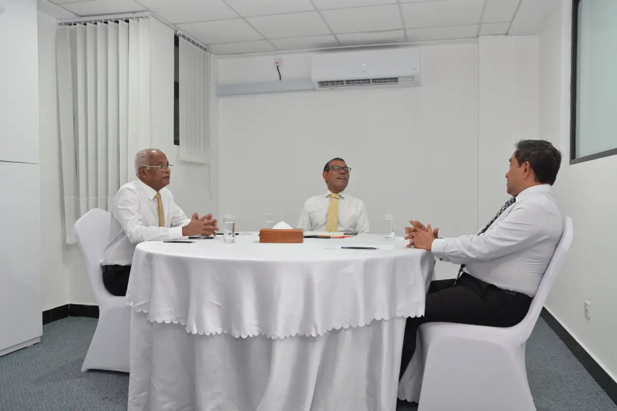 މެއި 15، 2026، މާލެ: ސަރުކާރުން ނޫސްވެރިން ޖަލަށްލައި، ހިޔާލު ފާޅުކުރުމުގެ މިނިވަންކަމަށް ހުރަސްއަޅަމުންދާތީ، ނޫސްވެރިންގެ ދިފާއުގަޔާއި ގައުމުގައި ހުރި ބޮޑެތި މައްސަލަތަކާ ގުޅޭ ގޮތުން އެކުގައި މަސައްކަތް ކުރުމަށް މަޝްވަރާކުރުމުގެ ގޮތުން، ކުރީގެ ތިން ރައީސުން ކަމަށްވާ، މުހައްމަދު ނަޝީދު، އަބްދުﷲ ޔާމީން އަބްދުލްގައްޔޫމް އަދި އިބްރާހީމް މުހައްމަދު ސޯލިހް ބޭއްވި ބައްދަލުވުމުގެ ތެރެއިން. 