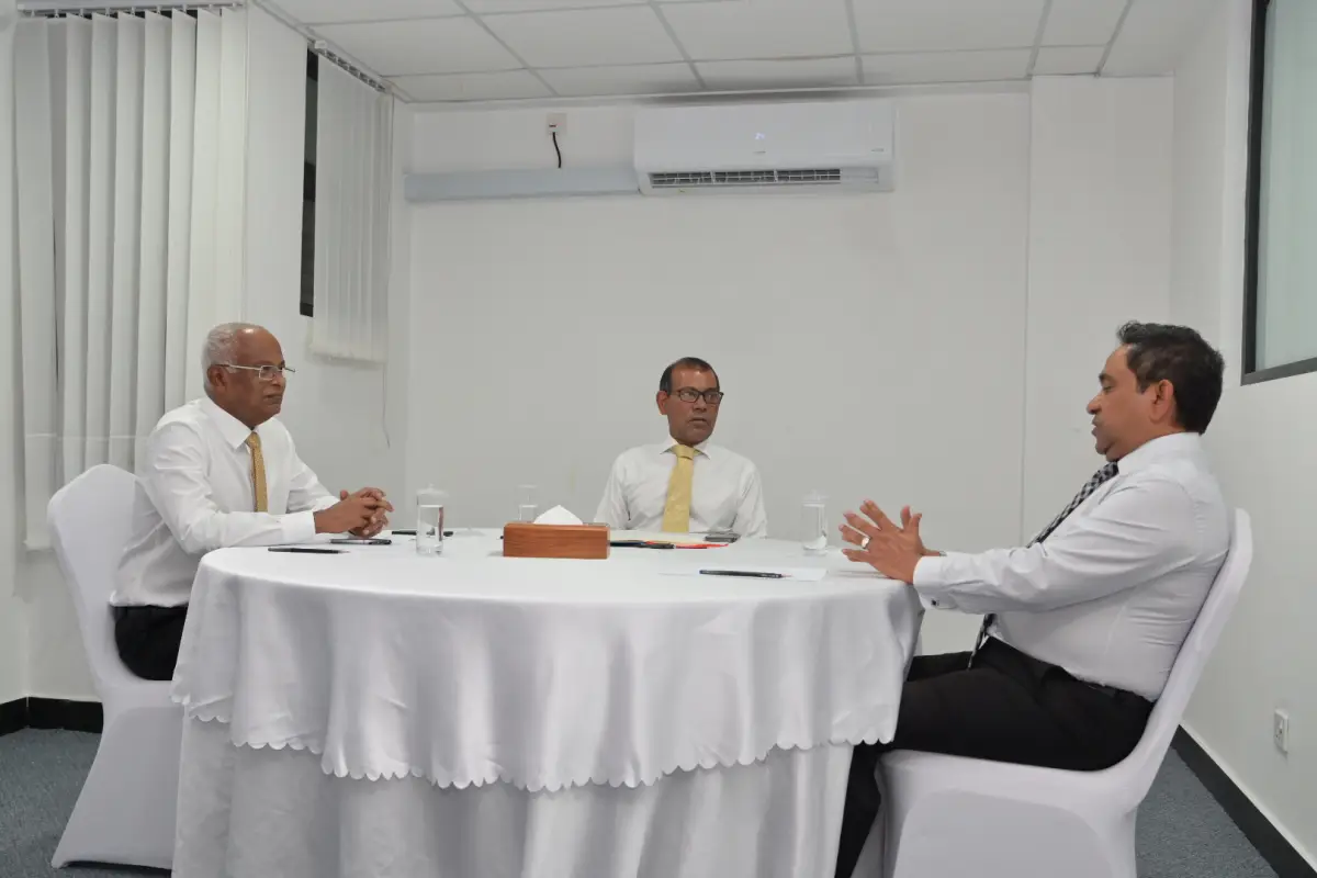 މެއި 15، 2026، މާލެ: ސަރުކާރުން ނޫސްވެރިން ޖަލަށްލައި، ހިޔާލު ފާޅުކުރުމުގެ މިނިވަންކަމަށް ހުރަސްއަޅަމުންދާތީ، ނޫސްވެރިންގެ ދިފާއުގަޔާއި ގައުމުގައި ހުރި ބޮޑެތި މައްސަލަތަކާ ގުޅޭ ގޮތުން އެކުގައި މަސައްކަތް ކުރުމަށް މަޝްވަރާކުރުމުގެ ގޮތުން، ކުރީގެ ތިން ރައީސުން ކަމަށްވާ، މުހައްމަދު ނަޝީދު، އަބްދުﷲ ޔާމީން އަބްދުލްގައްޔޫމް އަދި އިބްރާހީމް މުހައްމަދު ސޯލިހް ބޭއްވި ބައްދަލުވުމުގެ ތެރެއިން. 