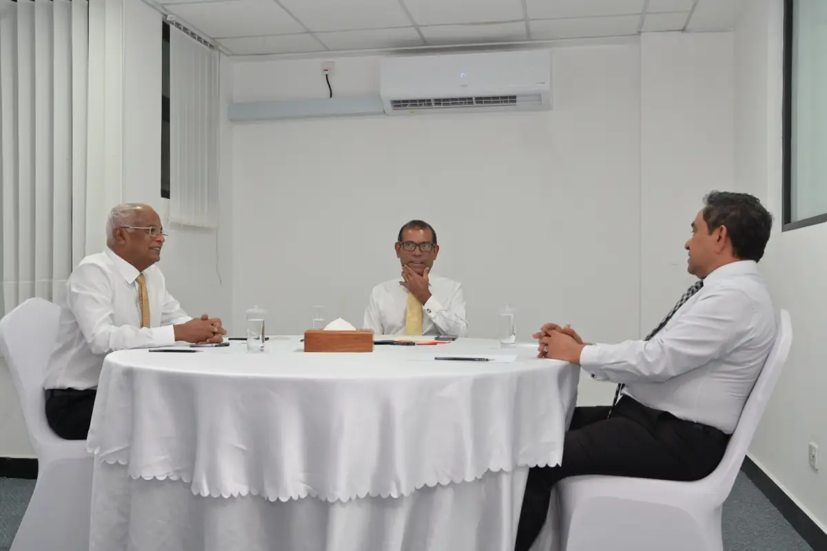 މެއި 15، 2026، މާލެ: ސަރުކާރުން ނޫސްވެރިން ޖަލަށްލައި، ހިޔާލު ފާޅުކުރުމުގެ މިނިވަންކަމަށް ހުރަސްއަޅަމުންދާތީ، ނޫސްވެރިންގެ ދިފާއުގަޔާއި ގައުމުގައި ހުރި ބޮޑެތި މައްސަލަތަކާ ގުޅޭ ގޮތުން އެކުގައި މަސައްކަތް ކުރުމަށް މަޝްވަރާކުރުމުގެ ގޮތުން، ކުރީގެ ތިން ރައީސުން ކަމަށްވާ، މުހައްމަދު ނަޝީދު، އަބްދުﷲ ޔާމީން އަބްދުލްގައްޔޫމް އަދި އިބްރާހީމް މުހައްމަދު ސޯލިހް ބޭއްވި ބައްދަލުވުމުގެ ތެރެއިން. 