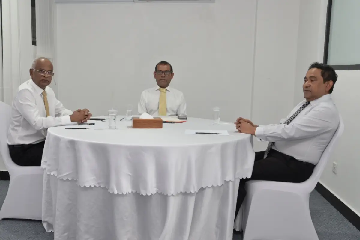 މެއި 15، 2026، މާލެ: ސަރުކާރުން ނޫސްވެރިން ޖަލަށްލައި، ހިޔާލު ފާޅުކުރުމުގެ މިނިވަންކަމަށް ހުރަސްއަޅަމުންދާތީ، ނޫސްވެރިންގެ ދިފާއުގަޔާއި ގައުމުގައި ހުރި ބޮޑެތި މައްސަލަތަކާ ގުޅޭ ގޮތުން އެކުގައި މަސައްކަތް ކުރުމަށް މަޝްވަރާކުރުމުގެ ގޮތުން، ކުރީގެ ތިން ރައީސުން ކަމަށްވާ، މުހައްމަދު ނަޝީދު، އަބްދުﷲ ޔާމީން އަބްދުލްގައްޔޫމް އަދި އިބްރާހީމް މުހައްމަދު ސޯލިހް ބޭއްވި ބައްދަލުވުމުގެ ތެރެއިން. 