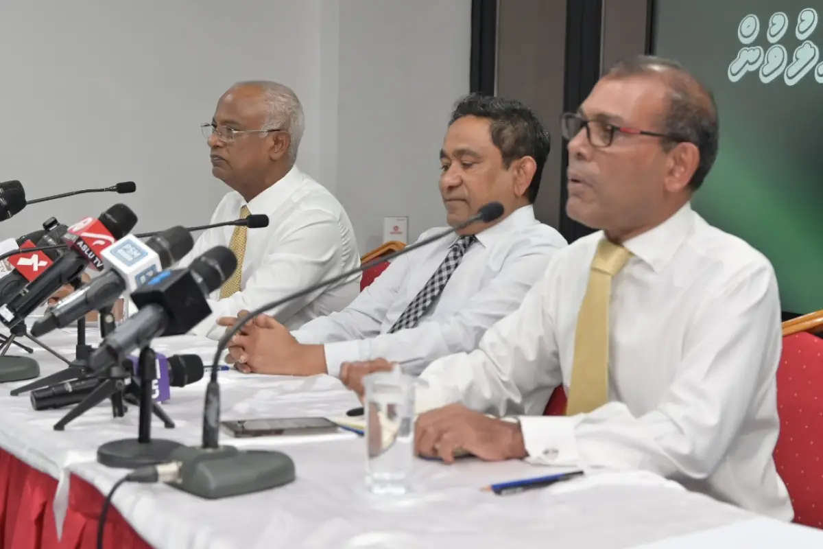 މެއި 15، 2026، މާލެ: ސަރުކާރުން ނޫސްވެރިން ޖަލަށްލައި، ހިޔާލު ފާޅުކުރުމުގެ މިނިވަންކަމަށް ހުރަސްއަޅަމުންދާތީ، ނޫސްވެރިންގެ ދިފާއުގަޔާއި ގައުމުގައި ހުރި ބޮޑެތި މައްސަލަތަކާ ގުޅޭ ގޮތުން އެކުގައި މަސައްކަތް ކުރުމަށް މަޝްވަރާކުރުމުގެ ގޮތުން، ކުރީގެ ތިން ރައީސުން ކަމަށްވާ، މުހައްމަދު ނަޝީދު، އަބްދުﷲ ޔާމީން އަބްދުލްގައްޔޫމް އަދި އިބްރާހީމް މުހައްމަދު ސޯލިހް ބޭއްވި ބައްދަލުވުމުގެ ތެރެއިން. 