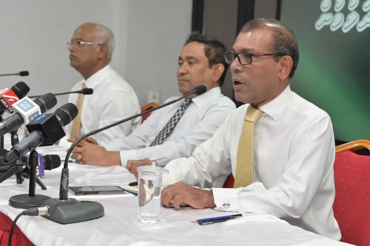 މެއި 15، 2026، މާލެ: ސަރުކާރުން ނޫސްވެރިން ޖަލަށްލައި، ހިޔާލު ފާޅުކުރުމުގެ މިނިވަންކަމަށް ހުރަސްއަޅަމުންދާތީ، ނޫސްވެރިންގެ ދިފާއުގަޔާއި ގައުމުގައި ހުރި ބޮޑެތި މައްސަލަތަކާ ގުޅޭ ގޮތުން އެކުގައި މަސައްކަތް ކުރުމަށް މަޝްވަރާކުރުމުގެ ގޮތުން، ކުރީގެ ތިން ރައީސުން ކަމަށްވާ، މުހައްމަދު ނަޝީދު، އަބްދުﷲ ޔާމީން އަބްދުލްގައްޔޫމް އަދި އިބްރާހީމް މުހައްމަދު ސޯލިހް ބޭއްވި ބައްދަލުވުމުގެ ތެރެއިން. 