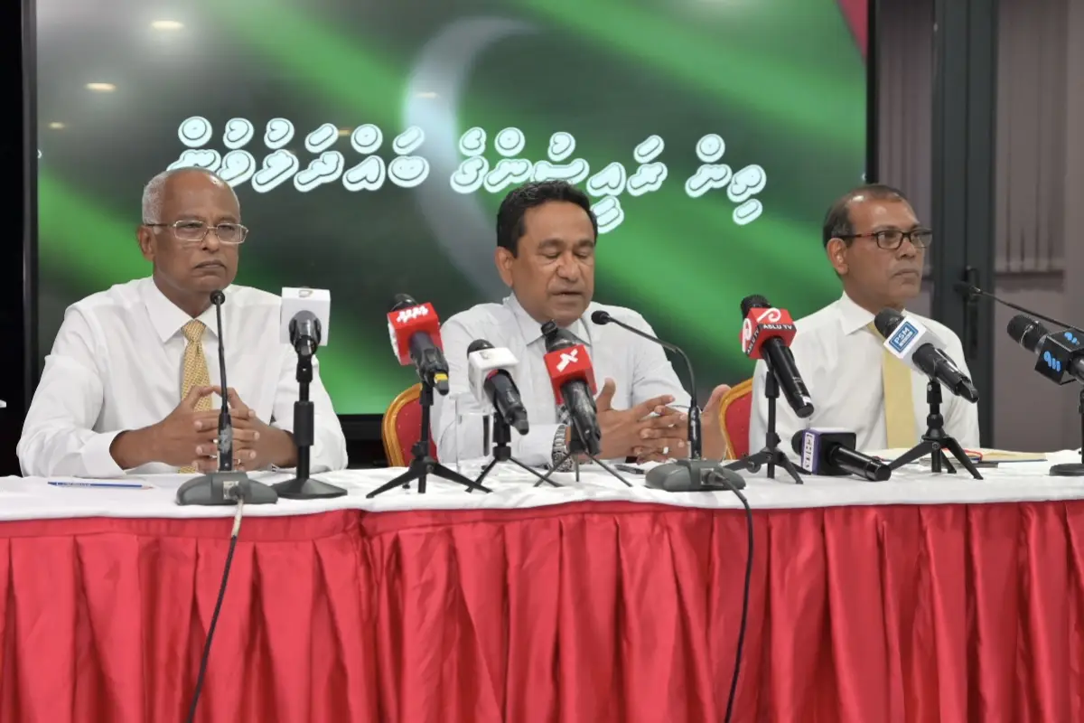މެއި 15، 2026، މާލެ: ސަރުކާރުން ނޫސްވެރިން ޖަލަށްލައި، ހިޔާލު ފާޅުކުރުމުގެ މިނިވަންކަމަށް ހުރަސްއަޅަމުންދާތީ، ނޫސްވެރިންގެ ދިފާއުގަޔާއި ގައުމުގައި ހުރި ބޮޑެތި މައްސަލަތަކާ ގުޅޭ ގޮތުން އެކުގައި މަސައްކަތް ކުރުމަށް މަޝްވަރާކުރުމުގެ ގޮތުން، ކުރީގެ ތިން ރައީސުން ކަމަށްވާ، މުހައްމަދު ނަޝީދު، އަބްދުﷲ ޔާމީން އަބްދުލްގައްޔޫމް އަދި އިބްރާހީމް މުހައްމަދު ސޯލިހް ބޭއްވި ބައްދަލުވުމުގެ ތެރެއިން. 