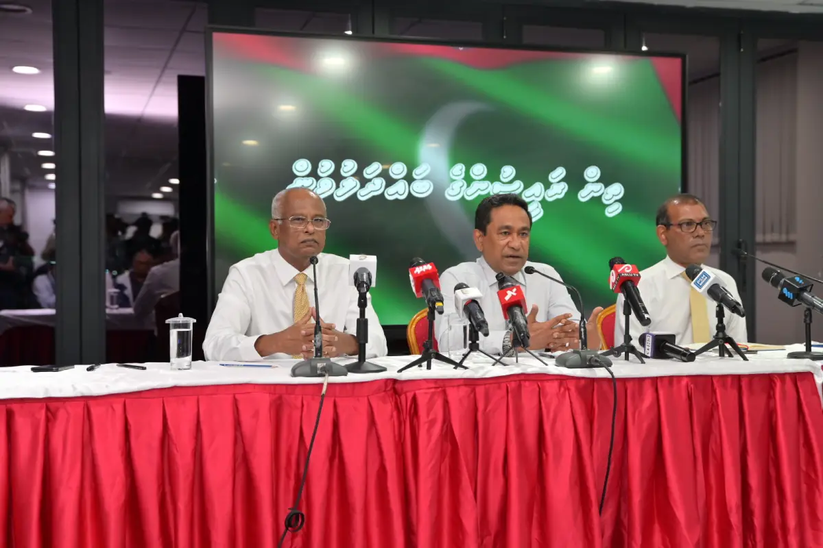 މެއި 15، 2026، މާލެ: ސަރުކާރުން ނޫސްވެރިން ޖަލަށްލައި، ހިޔާލު ފާޅުކުރުމުގެ މިނިވަންކަމަށް ހުރަސްއަޅަމުންދާތީ، ނޫސްވެރިންގެ ދިފާއުގަޔާއި ގައުމުގައި ހުރި ބޮޑެތި މައްސަލަތަކާ ގުޅޭ ގޮތުން އެކުގައި މަސައްކަތް ކުރުމަށް މަޝްވަރާކުރުމުގެ ގޮތުން، ކުރީގެ ތިން ރައީސުން ކަމަށްވާ، މުހައްމަދު ނަޝީދު، އަބްދުﷲ ޔާމީން އަބްދުލްގައްޔޫމް އަދި އިބްރާހީމް މުހައްމަދު ސޯލިހް ބޭއްވި ބައްދަލުވުމުގެ ތެރެއިން. 