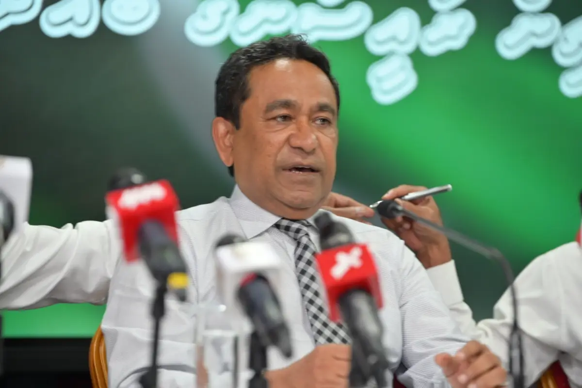 މެއި 15، 2026، މާލެ: ސަރުކާރުން ނޫސްވެރިން ޖަލަށްލައި، ހިޔާލު ފާޅުކުރުމުގެ މިނިވަންކަމަށް ހުރަސްއަޅަމުންދާތީ، ނޫސްވެރިންގެ ދިފާއުގަޔާއި ގައުމުގައި ހުރި ބޮޑެތި މައްސަލަތަކާ ގުޅޭ ގޮތުން އެކުގައި މަސައްކަތް ކުރުމަށް މަޝްވަރާކުރުމުގެ ގޮތުން، ކުރީގެ ތިން ރައީސުން ކަމަށްވާ، މުހައްމަދު ނަޝީދު، އަބްދުﷲ ޔާމީން އަބްދުލްގައްޔޫމް އަދި އިބްރާހީމް މުހައްމަދު ސޯލިހް ބޭއްވި ބައްދަލުވުމުގެ ތެރެއިން. 