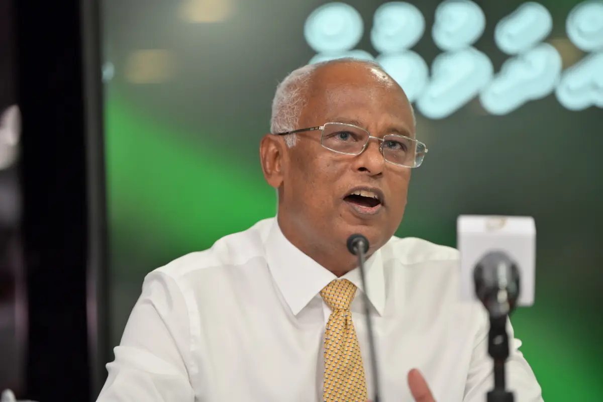 މެއި 15، 2026، މާލެ: ސަރުކާރުން ނޫސްވެރިން ޖަލަށްލައި، ހިޔާލު ފާޅުކުރުމުގެ މިނިވަންކަމަށް ހުރަސްއަޅަމުންދާތީ، ނޫސްވެރިންގެ ދިފާއުގަޔާއި ގައުމުގައި ހުރި ބޮޑެތި މައްސަލަތަކާ ގުޅޭ ގޮތުން އެކުގައި މަސައްކަތް ކުރުމަށް މަޝްވަރާކުރުމުގެ ގޮތުން، ކުރީގެ ތިން ރައީސުން ކަމަށްވާ، މުހައްމަދު ނަޝީދު، އަބްދުﷲ ޔާމީން އަބްދުލްގައްޔޫމް އަދި އިބްރާހީމް މުހައްމަދު ސޯލިހް ބޭއްވި ބައްދަލުވުމުގެ ތެރެއިން. 