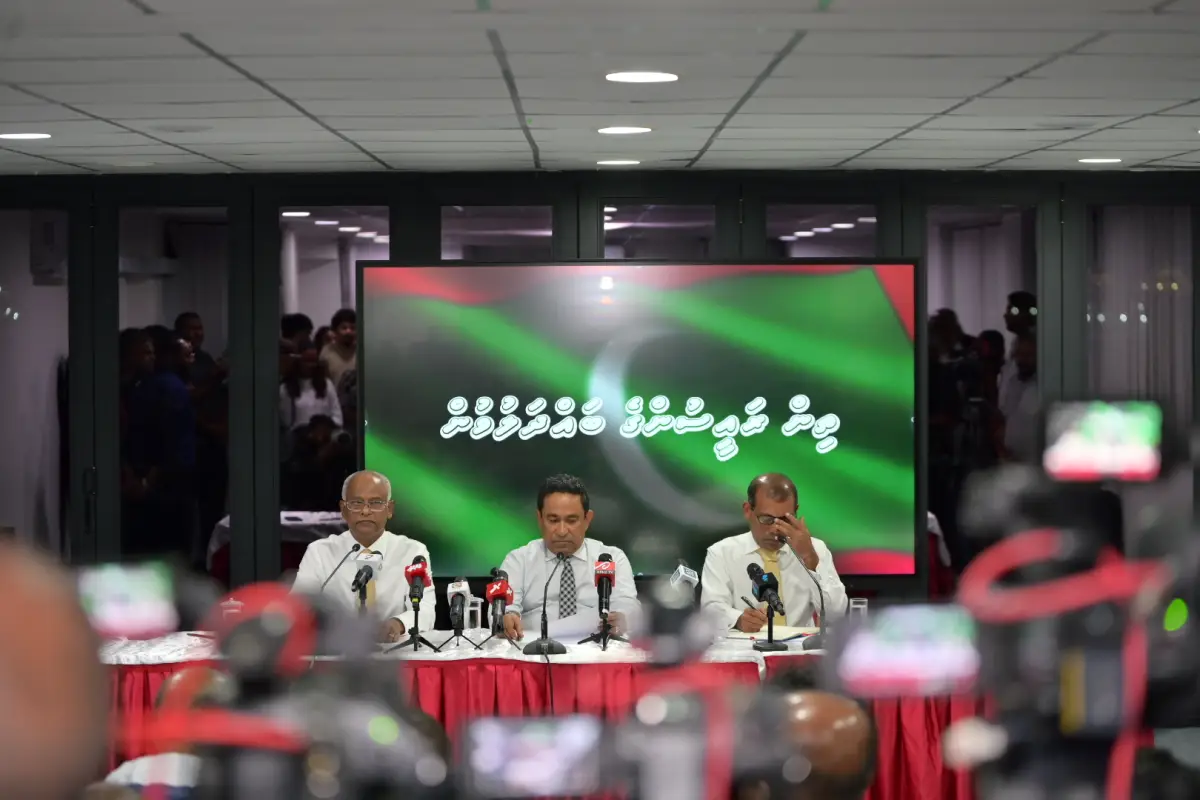 މެއި 15، 2026، މާލެ: ސަރުކާރުން ނޫސްވެރިން ޖަލަށްލައި، ހިޔާލު ފާޅުކުރުމުގެ މިނިވަންކަމަށް ހުރަސްއަޅަމުންދާތީ، ނޫސްވެރިންގެ ދިފާއުގަޔާއި ގައުމުގައި ހުރި ބޮޑެތި މައްސަލަތަކާ ގުޅޭ ގޮތުން އެކުގައި މަސައްކަތް ކުރުމަށް މަޝްވަރާކުރުމުގެ ގޮތުން، ކުރީގެ ތިން ރައީސުން ކަމަށްވާ، މުހައްމަދު ނަޝީދު، އަބްދުﷲ ޔާމީން އަބްދުލްގައްޔޫމް އަދި އިބްރާހީމް މުހައްމަދު ސޯލިހް ބޭއްވި ބައްދަލުވުމުގެ ތެރެއިން. 