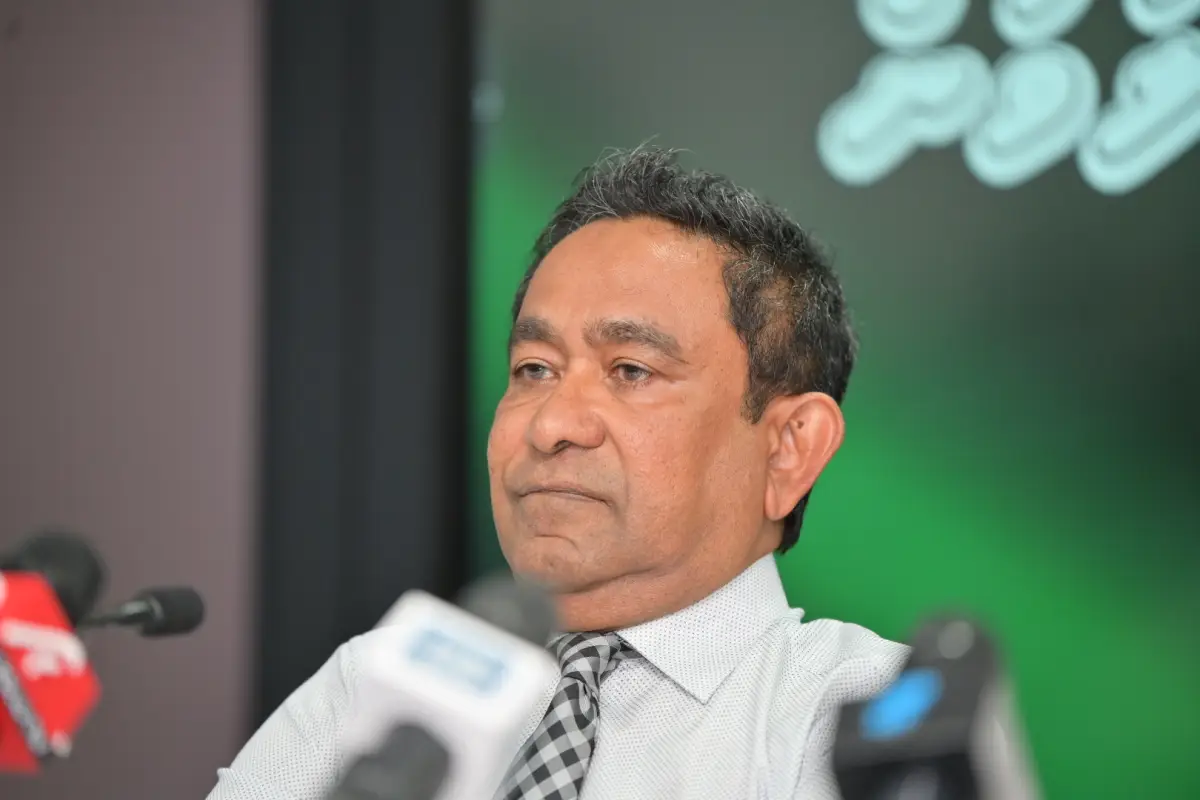 މެއި 15، 2026، މާލެ: ސަރުކާރުން ނޫސްވެރިން ޖަލަށްލައި، ހިޔާލު ފާޅުކުރުމުގެ މިނިވަންކަމަށް ހުރަސްއަޅަމުންދާތީ، ނޫސްވެރިންގެ ދިފާއުގަޔާއި ގައުމުގައި ހުރި ބޮޑެތި މައްސަލަތަކާ ގުޅޭ ގޮތުން އެކުގައި މަސައްކަތް ކުރުމަށް މަޝްވަރާކުރުމުގެ ގޮތުން، ކުރީގެ ތިން ރައީސުން ކަމަށްވާ، މުހައްމަދު ނަޝީދު، އަބްދުﷲ ޔާމީން އަބްދުލްގައްޔޫމް އަދި އިބްރާހީމް މުހައްމަދު ސޯލިހް ބޭއްވި ބައްދަލުވުމުގެ ތެރެއިން. 