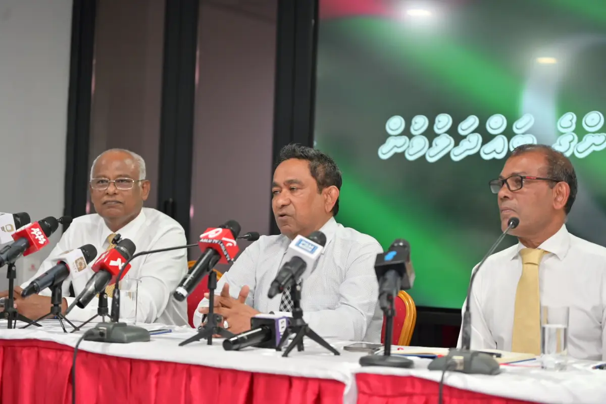 މެއި 15، 2026، މާލެ: ސަރުކާރުން ނޫސްވެރިން ޖަލަށްލައި، ހިޔާލު ފާޅުކުރުމުގެ މިނިވަންކަމަށް ހުރަސްއަޅަމުންދާތީ، ނޫސްވެރިންގެ ދިފާއުގަޔާއި ގައުމުގައި ހުރި ބޮޑެތި މައްސަލަތަކާ ގުޅޭ ގޮތުން އެކުގައި މަސައްކަތް ކުރުމަށް މަޝްވަރާކުރުމުގެ ގޮތުން، ކުރީގެ ތިން ރައީސުން ކަމަށްވާ، މުހައްމަދު ނަޝީދު، އަބްދުﷲ ޔާމީން އަބްދުލްގައްޔޫމް އަދި އިބްރާހީމް މުހައްމަދު ސޯލިހް ބޭއްވި ބައްދަލުވުމުގެ ތެރެއިން. 