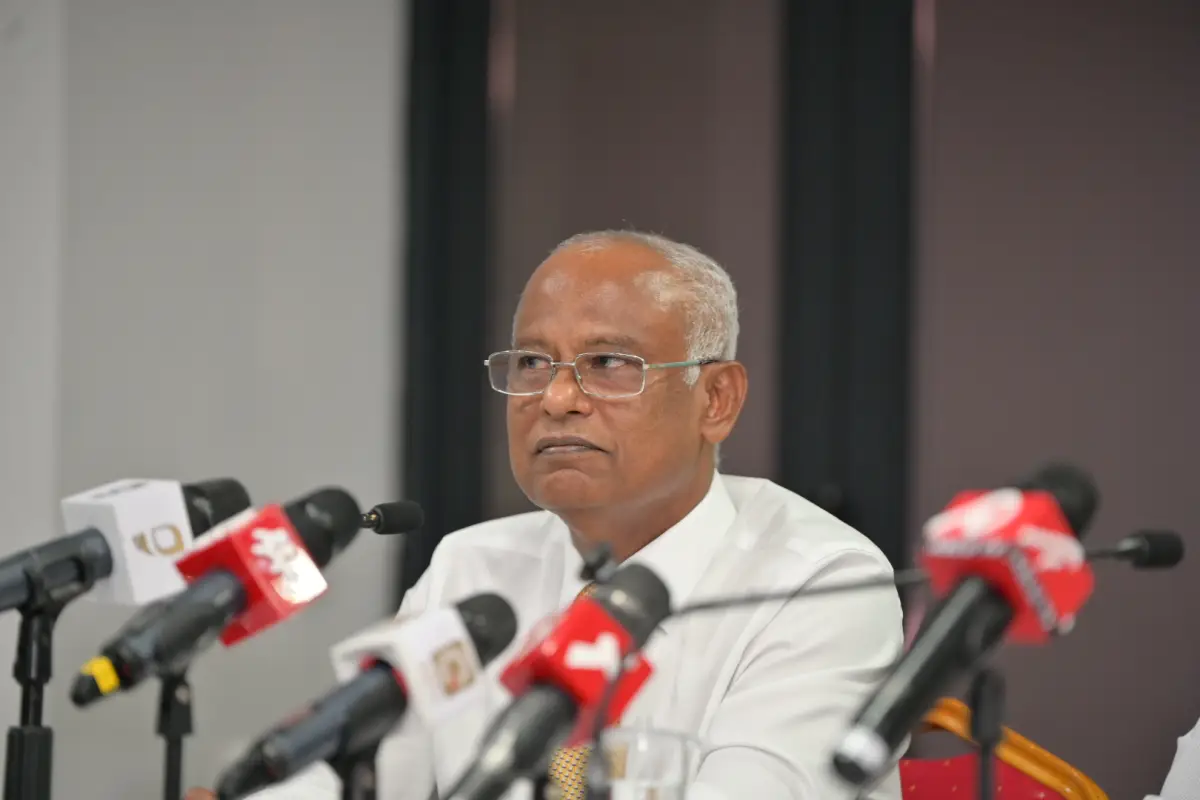 މެއި 15، 2026، މާލެ: ސަރުކާރުން ނޫސްވެރިން ޖަލަށްލައި، ހިޔާލު ފާޅުކުރުމުގެ މިނިވަންކަމަށް ހުރަސްއަޅަމުންދާތީ، ނޫސްވެރިންގެ ދިފާއުގަޔާއި ގައުމުގައި ހުރި ބޮޑެތި މައްސަލަތަކާ ގުޅޭ ގޮތުން އެކުގައި މަސައްކަތް ކުރުމަށް މަޝްވަރާކުރުމުގެ ގޮތުން، ކުރީގެ ތިން ރައީސުން ކަމަށްވާ، މުހައްމަދު ނަޝީދު، އަބްދުﷲ ޔާމީން އަބްދުލްގައްޔޫމް އަދި އިބްރާހީމް މުހައްމަދު ސޯލިހް ބޭއްވި ބައްދަލުވުމުގެ ތެރެއިން. 