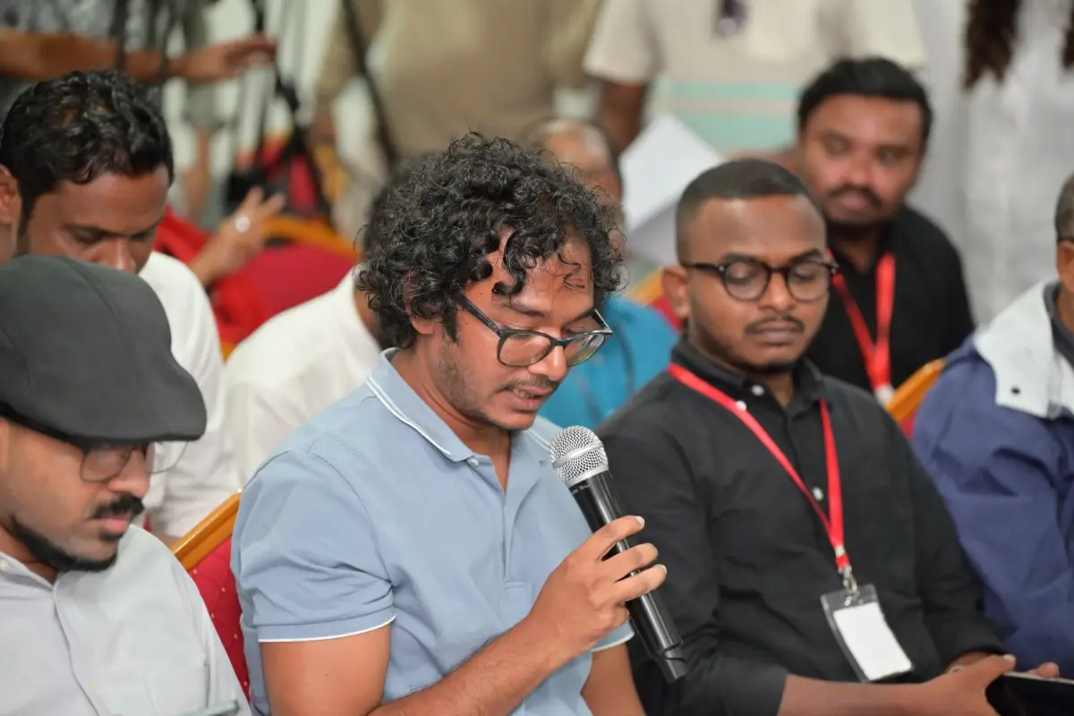 މެއި 15، 2026، މާލެ: ސަރުކާރުން ނޫސްވެރިން ޖަލަށްލައި، ހިޔާލު ފާޅުކުރުމުގެ މިނިވަންކަމަށް ހުރަސްއަޅަމުންދާތީ، ނޫސްވެރިންގެ ދިފާއުގަޔާއި ގައުމުގައި ހުރި ބޮޑެތި މައްސަލަތަކާ ގުޅޭ ގޮތުން އެކުގައި މަސައްކަތް ކުރުމަށް މަޝްވަރާކުރުމުގެ ގޮތުން، ކުރީގެ ތިން ރައީސުން ކަމަށްވާ، މުހައްމަދު ނަޝީދު، އަބްދުﷲ ޔާމީން އަބްދުލްގައްޔޫމް އަދި އިބްރާހީމް މުހައްމަދު ސޯލިހް ބޭއްވި ބައްދަލުވުމުގެ ތެރެއިން. 