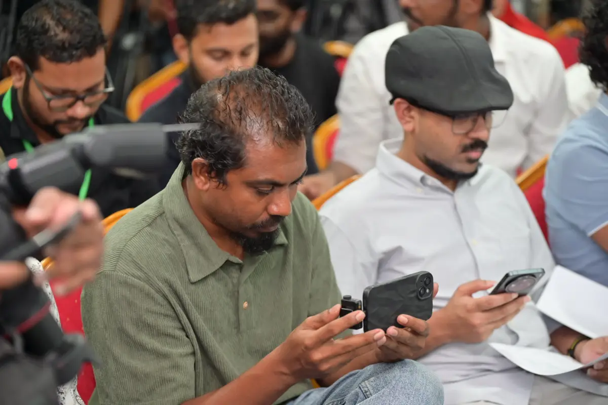 މެއި 15، 2026، މާލެ: ސަރުކާރުން ނޫސްވެރިން ޖަލަށްލައި، ހިޔާލު ފާޅުކުރުމުގެ މިނިވަންކަމަށް ހުރަސްއަޅަމުންދާތީ، ނޫސްވެރިންގެ ދިފާއުގަޔާއި ގައުމުގައި ހުރި ބޮޑެތި މައްސަލަތަކާ ގުޅޭ ގޮތުން އެކުގައި މަސައްކަތް ކުރުމަށް މަޝްވަރާކުރުމުގެ ގޮތުން، ކުރީގެ ތިން ރައީސުން ކަމަށްވާ، މުހައްމަދު ނަޝީދު، އަބްދުﷲ ޔާމީން އަބްދުލްގައްޔޫމް އަދި އިބްރާހީމް މުހައްމަދު ސޯލިހް ބޭއްވި ބައްދަލުވުމުގެ ތެރެއިން. 
